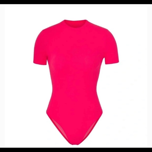 SKIMS SHORT SLEEVE T SHIRT BODYSUIT ULTRA PINK SIZE SMALL SOLD OUT - Picture 1 of 4
